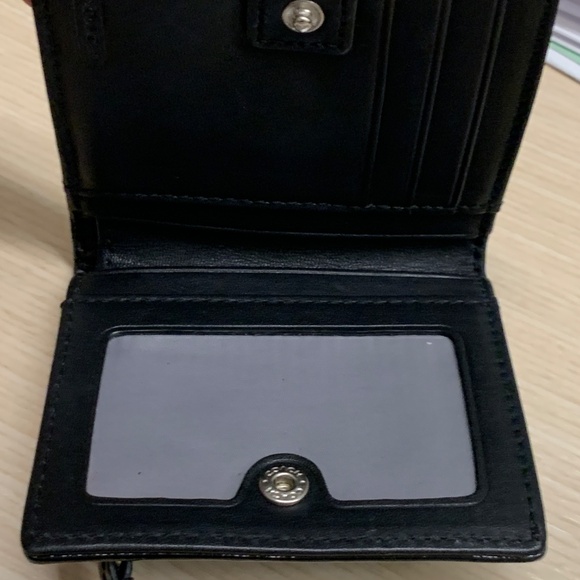 🌟 Pre-Owned Coach Signature Bi-Fold Wallet - Like New! 🌟 - Picture 7 of 10